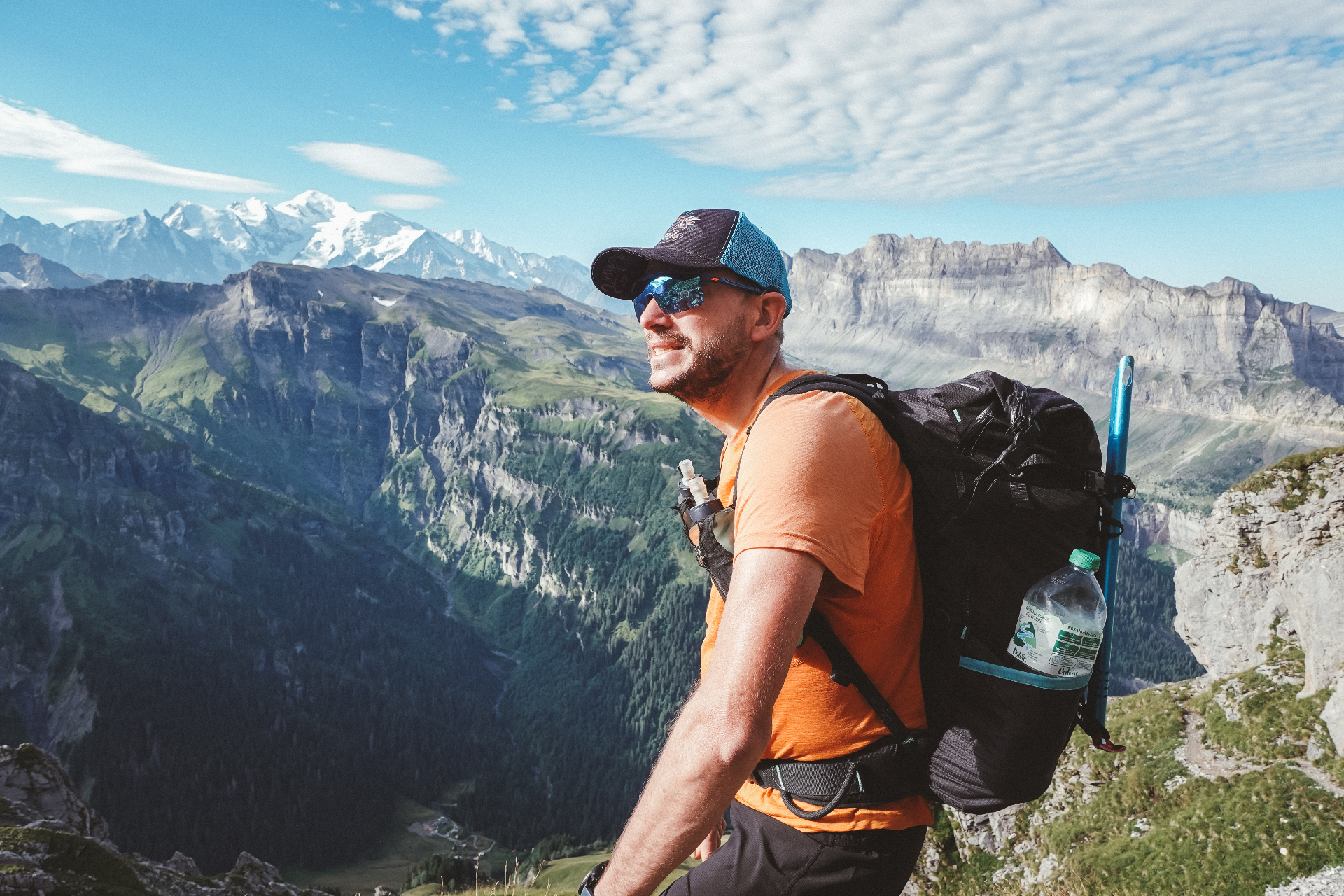 Maxime, fondateur de LOKANOO, en randonnée face au Mont-Blanc